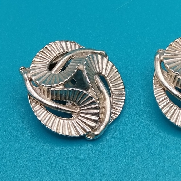 Vintage Erin Lister 1" Silver Tone Leaf Loop Circle Design Clip On Earrings - Picture 2 of 6